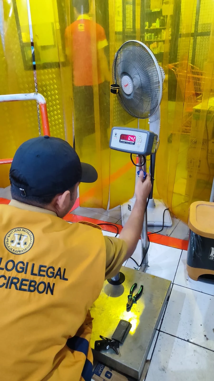 Bidang Kemetrologian DKUKMPP Laksanakan Pelayanan Tera Ulang Timbangan Elektronik