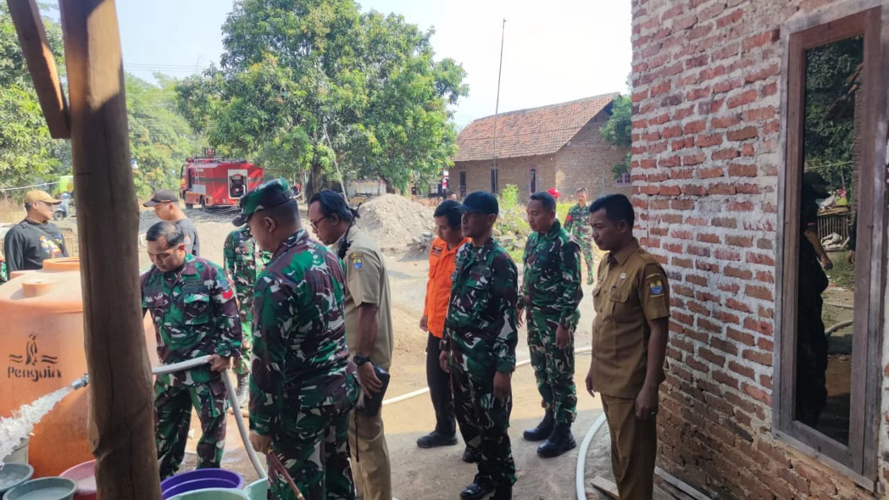 Kodim 0614/Kota Cirebon Salurkan Air Bersih bagi Warga RW 08 Kopi Luhur Argasunya