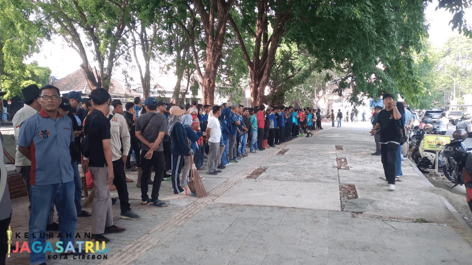 Kerja Bakti Massal Bersama Pemerintah Kota Cirebon di Kawasan Sungai Sukalila dan Sungai Kalibaru