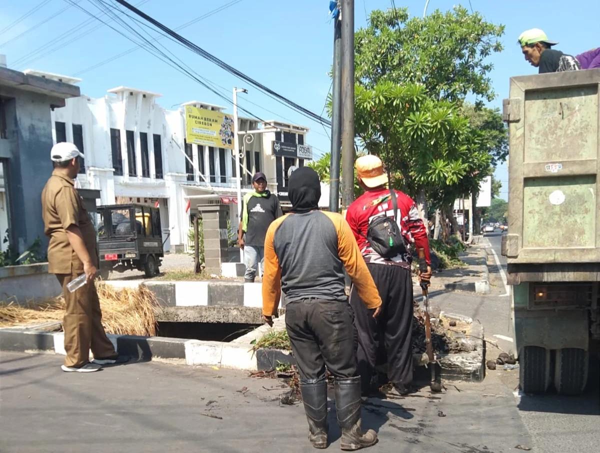 Pembersihan Saluran Drainase Jalan Pemuda