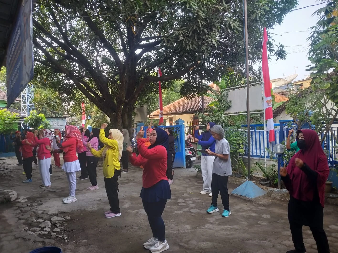 KEGIATAN SENAM GERMAS RUTIN DI HALAMAN PUSKESMAS PEGAMBIRAN